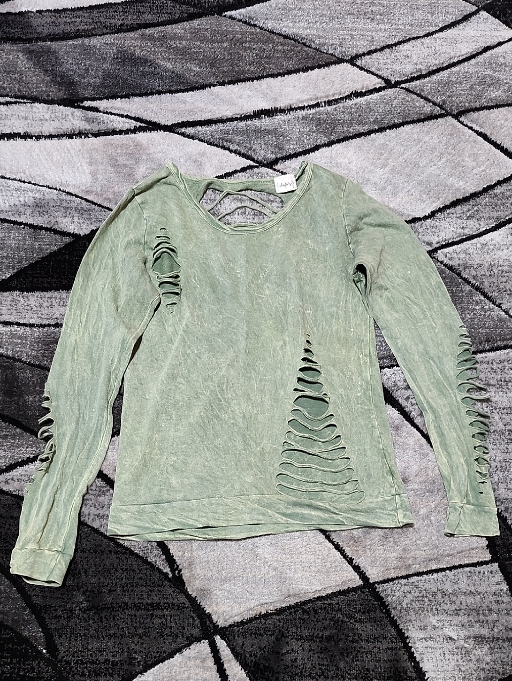 VINTAGE BUCKLE DAYTRIP ACID-WASH GREEN RIBBED DISTRESSED CUT-OUT LONG-SLEEVE TOP